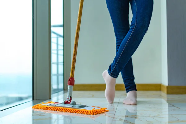 Ama Casa Está Limpiando Casa Limpiando Piso Trabajo Doméstico Tareas — Foto de Stock