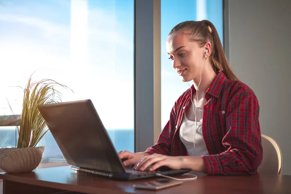 Mujer Joven Aprendiendo Idiomas Extranjeros Internet Educación Línea Cursos Learning —  Fotos de Stock