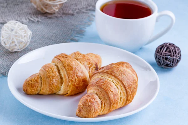 Croissants Recém Assados Prato Uma Xícara Chá Quente Para Café — Fotografia de Stock