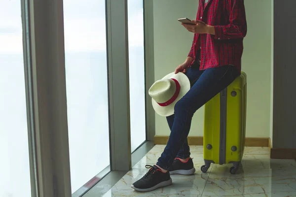 Jeune Femme Voyageuse Vêtements Décontractés Avec Une Valise Jaune Chapeau — Photo