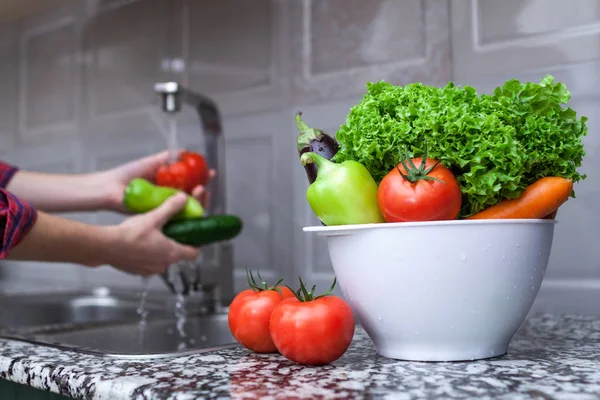 Mulher Lavar Legumes Cozinha Legumes Para Cozinhar Salada Alimentação Correta — Fotografia de Stock