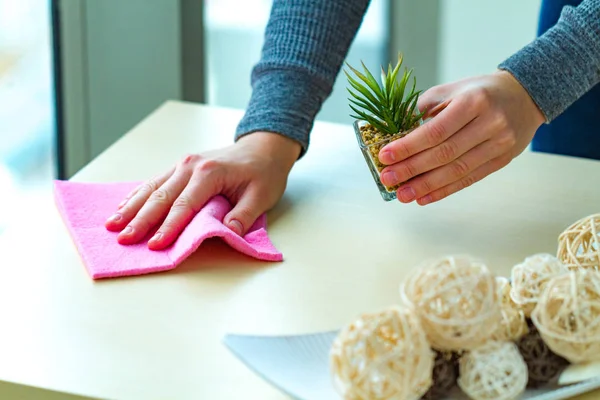 Hausfrau Ist Damit Beschäftigt Das Haus Putzen Wischt Staub Mit — Stockfoto