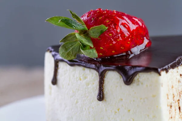 Slice Sweet Cake Fresh Strawberries Chocolate Glaze Drops White Plate — Stock Photo, Image