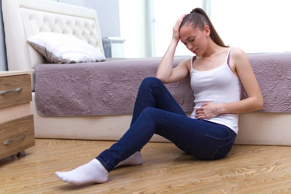 年轻女子在 和月经期间感觉不好 会出现腹痛 痛苦的月经 炎症和膀胱感染 — 图库照片