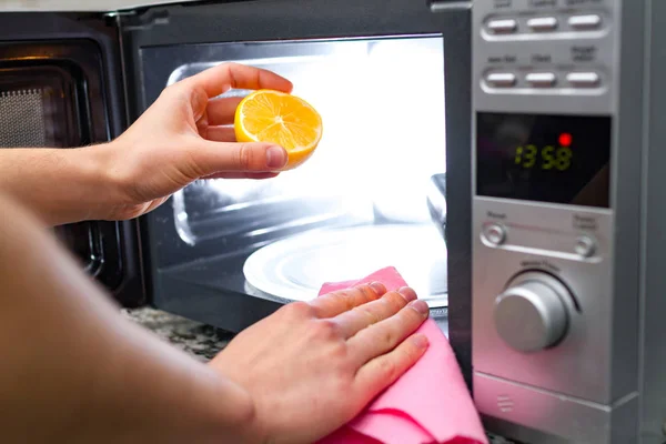 Housewife Cleaning Microwave Oven Using Lemon Rag — Stock Photo, Image