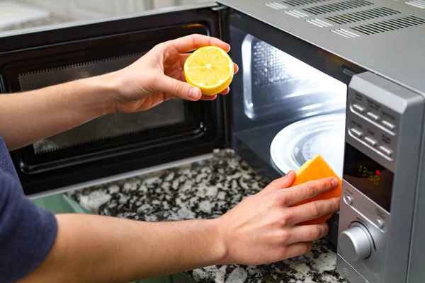 Housewife Cleaning Microwave Oven Using Lemon — Stock Photo, Image
