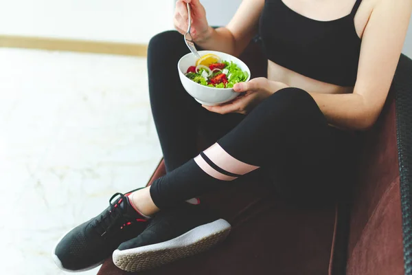 穿着运动鞋和运动服的健身妇女在锻炼后正在休息 吃着健康 新鲜的沙拉 健身和健康的生活方式理念 — 图库照片