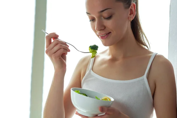 Joven Está Comiendo Una Ensalada Sana Fresca Concepto Dieta Estilo — Foto de Stock