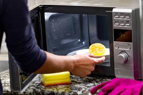 Housewife Cleaning Microwave Oven Using Lemon — Stock Photo, Image