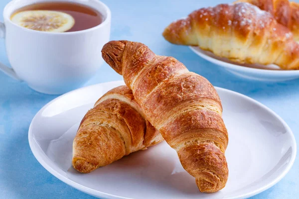 Croissants Recém Assados Uma Xícara Chá Quente Com Limão Para — Fotografia de Stock