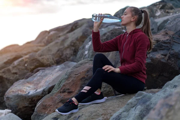 Fitness Bir Taş Üzerine Oturan Bir Içme Günbatımında Bir Çalışmadan — Stok fotoğraf