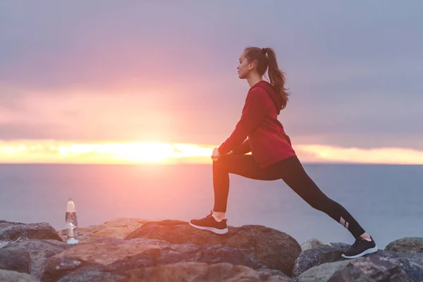 Young Fitness Žena Teniskách Sportovní Dělá Strečink Svalů Před Sportovní — Stock fotografie