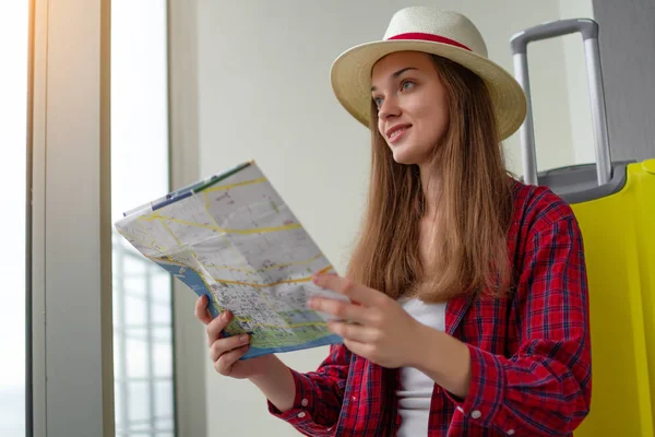 Junge Attraktive Reiseleiterin Lässiger Kleidung Mit Gelbem Koffer Und Hut — Stockfoto