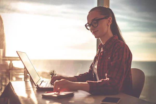 Hermosa Joven Mujer Negocios Gafas Trabajo Línea Casa Con Ordenador —  Fotos de Stock