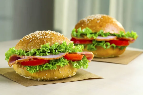 Appetitliche Sesambrötchen Mit Frischem Salat Tomaten Und Schinken Als Zwischenmahlzeit — Stockfoto