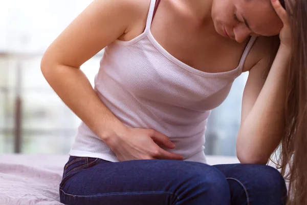 Mujer Joven Siente Mal Experimenta Dolor Abdominal Durante Período Pms —  Fotos de Stock