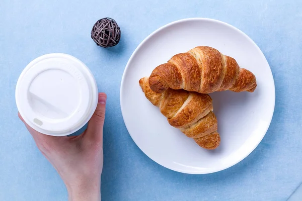 Café Manhã Francês Com Croissants Recém Assados Xícara Café Quente — Fotografia de Stock