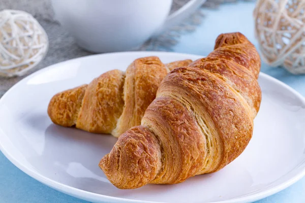 Croissants Recém Assados Prato Uma Xícara Chá Quente Para Café — Fotografia de Stock