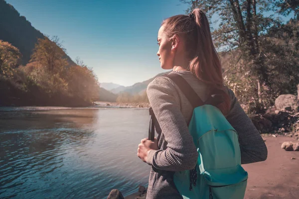 Una Joven Viajera Con Una Mochila Azul Encuentra Cerca Río — Foto de Stock