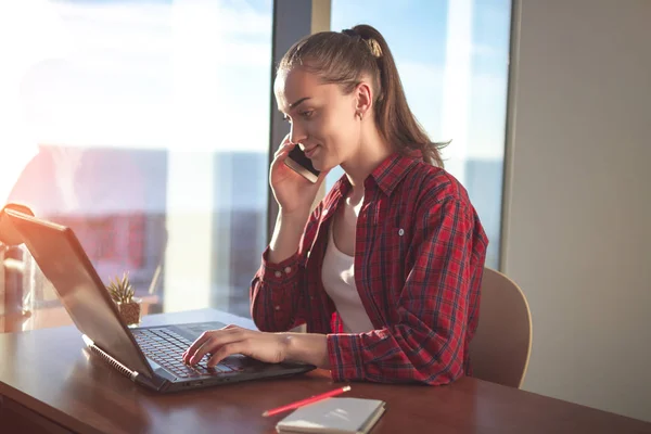 Hermosa Joven Mujer Negocios Sentada Lugar Trabajo Utilizando Una Computadora —  Fotos de Stock