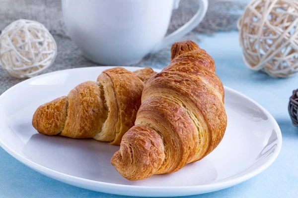 Croissants Recém Assados Prato Uma Xícara Chá Quente Para Café — Fotografia de Stock