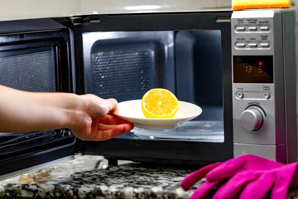 Домохозяйка Чистит Микроволновую Печь Помощью Лимона — стоковое фото