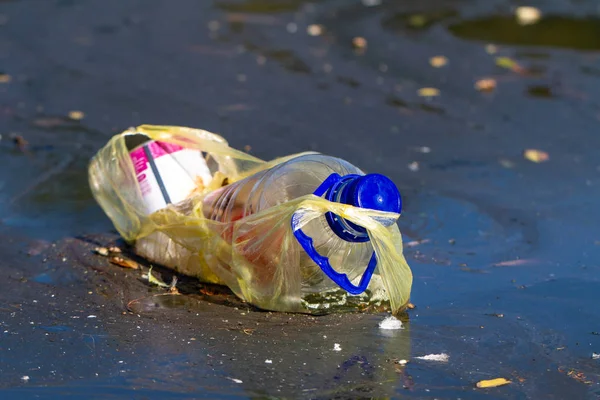 Pollution Eau Poubelles Bouteille Plastique Dans Eau Pollution Environnement — Photo