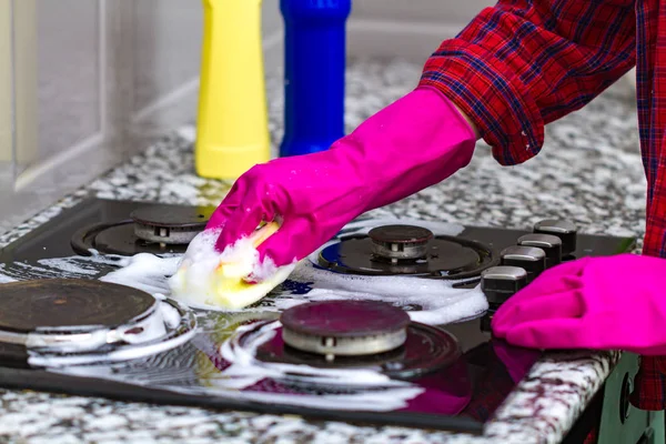 Dona Casa Luvas Borracha Coloridas Lava Fogão Gás Com Detergente — Fotografia de Stock