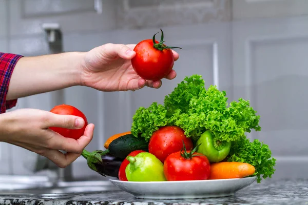 新鮮なきれいな野菜サラダを調理します ダイエットのコンセプトです 右と健康食品 適切な栄養 — ストック写真