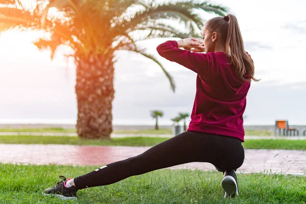 Mujer Joven Fitness Zapatillas Deporte Ropa Deportiva Hace Estiramiento Los — Foto de Stock