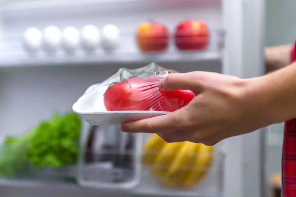 Домогосподарка Поміщає Помідори Холодильник Зберігання Їжі Холодильнику Правильна Здорова Їжа — стокове фото
