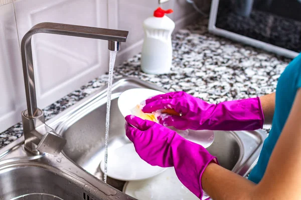 Домохозяйка Резиновых Перчатках Моет Посуду Желтой Губкой Кухне Дома — стоковое фото