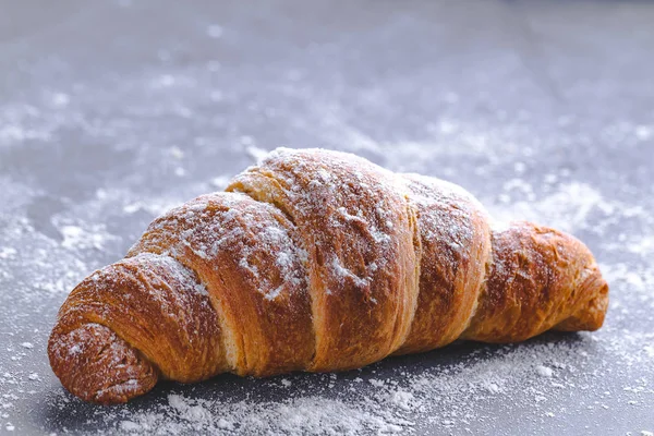 Café Manhã Francês Com Croissants Recém Assados Polvilhados Com Açúcar — Fotografia de Stock