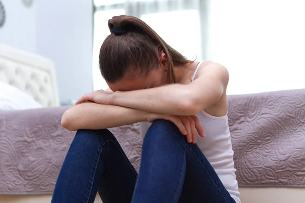 Nešťastný Osamělé Dospívající Dívka Depresí Sám Seděl Podlaze Pokoji Cítí — Stock fotografie