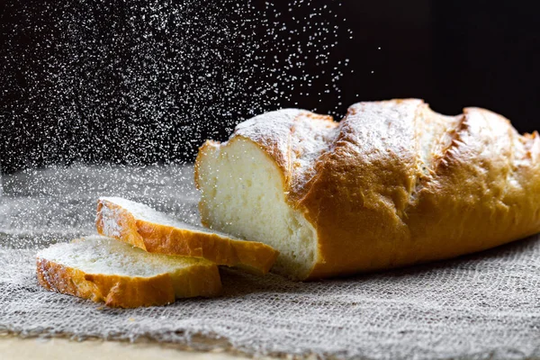 桌子上面包店里的长面包 烘焙产品 黑麦面包 — 图库照片