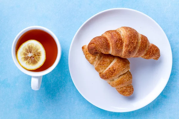 Freshly Baked Croissants Plate Cup Hot Tea Lemon French Breakfast — Stock Photo, Image