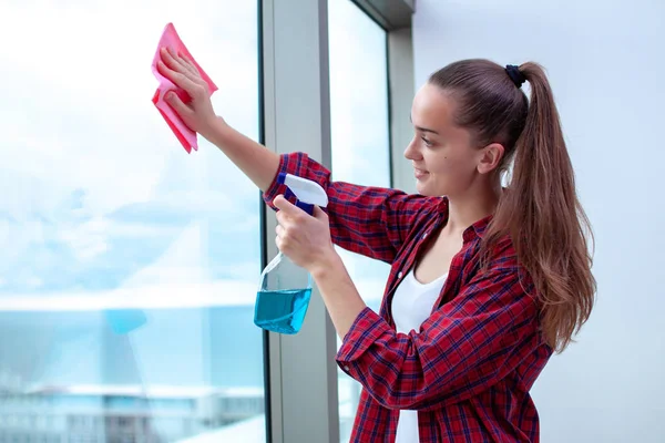 Eine Junge Hausfrau Hemd Wäscht Die Fenster Haus Mit Einem — Stockfoto