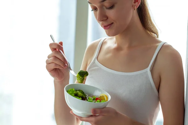 Young Woman Eating Healthy Fresh Salad Diet Healthy Lifestyle Concept — Stock Photo, Image