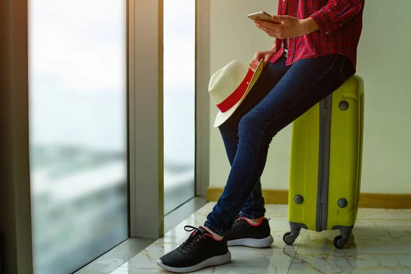 Jeune Femme Voyageuse Vêtements Décontractés Avec Une Valise Jaune Chapeau — Photo