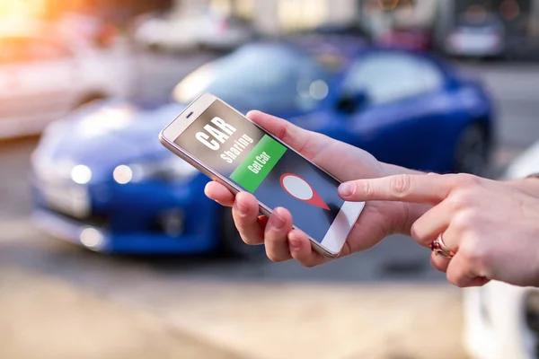 Araba Paylaşım Kiralama Kavramı Bir Taksi Ile Mobil Uygulama Arama — Stok fotoğraf