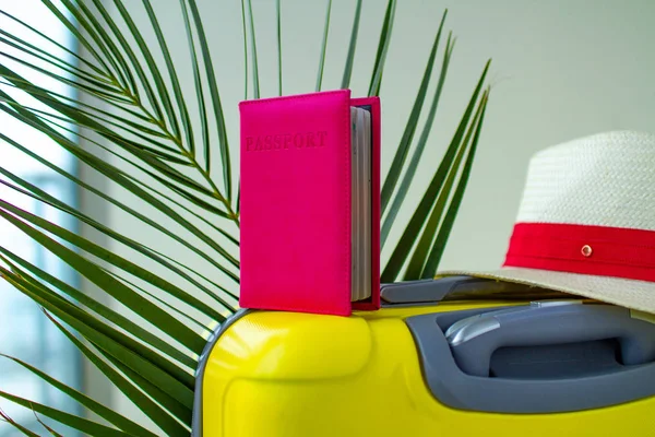 Żółty Kapelusz Paszport Turystyczny Walizka Gałązką Palmową Planowania Wakacji — Zdjęcie stockowe