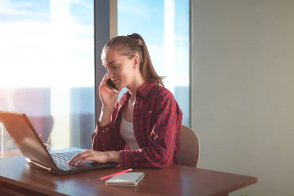 Schöne Junge Geschäftsfrau Die Arbeitsplatz Sitzt Einen Laptop Benutzt Online — Stockfoto
