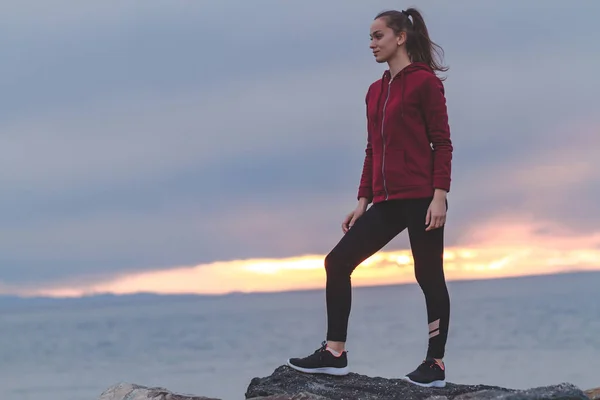 Fitness Femme Séduisante Baskets Escalade Sur Rocher Après Une Séance — Photo