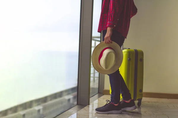 Jovem Viajante Roupas Casuais Com Uma Mala Amarela Chapéu Viajante — Fotografia de Stock