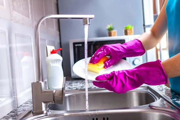 Gospodyni Gumowych Kolorowe Rękawiczki Mycia Naczyń Żółtą Gąbką Kuchni Domu — Zdjęcie stockowe
