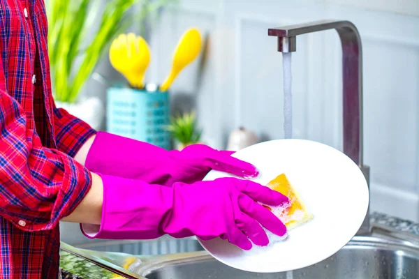 Женщина Резиновых Перчатках Моет Посуду Кухне Закрыть Руки Домохозяйки — стоковое фото