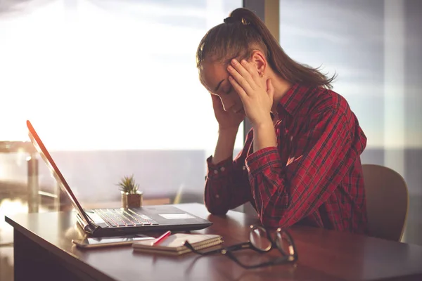 Joven Empresaria Sintiéndose Cansada Con Dolor Cabeza Durante Largo Trabajo — Foto de Stock