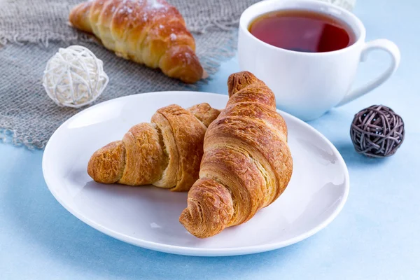 Croissants Recém Assados Prato Uma Xícara Chá Quente Para Café — Fotografia de Stock