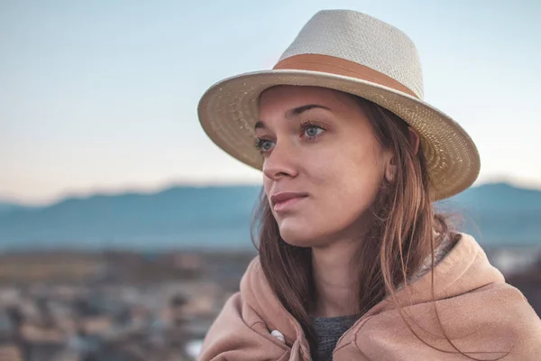 Mutlu Kız Gezgin Deniz Arka Plan Üzerinde Şapkalı Seyahat Yaz — Stok fotoğraf