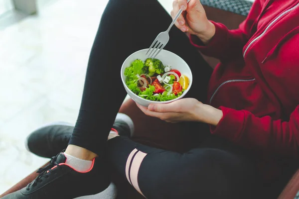 Mulher Fitness Tênis Roupas Esportivas Está Descansando Comendo Uma Salada — Fotografia de Stock